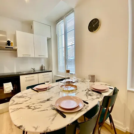 Confortable En Plein Centre Historique דירה קאין